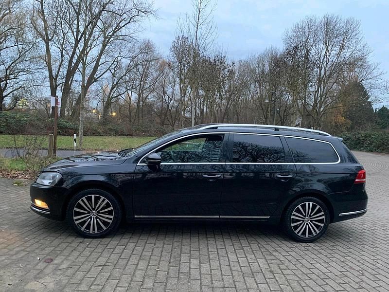 Schwarz Gebraucht 2011 VW Passat Highline Kombi | 4.400 € (Superpreis) - Bild 1/4
