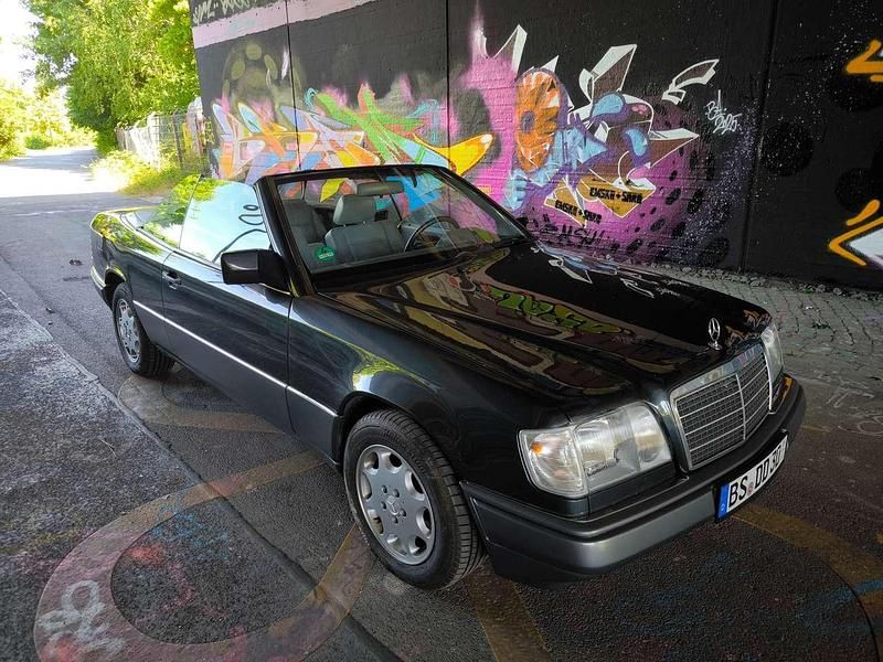 Schwarz Gebraucht 1994 Mercedes E320 Cabrio | 25.950 € - Bild 1/4