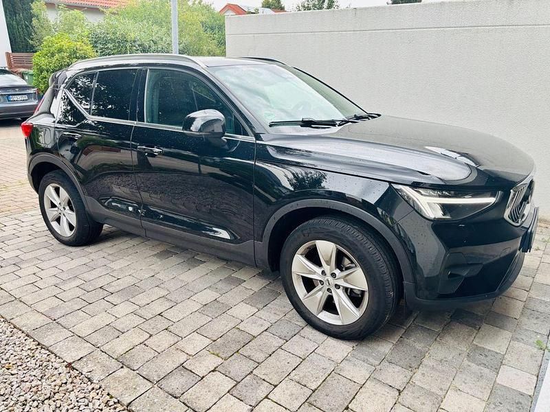 Schwarz Gebraucht 2022 Volvo XC40 Plus SUV | 31.900 € (Fairer Preis) - Bild 1/4