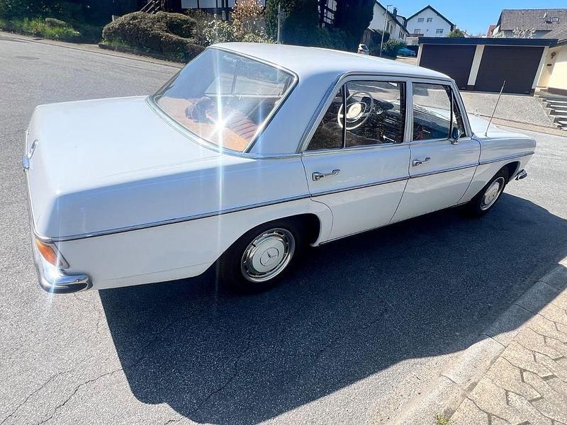 Second-hand Mercedes 200 73 CP (53 kW) 1968 Alb Berlinǎ
