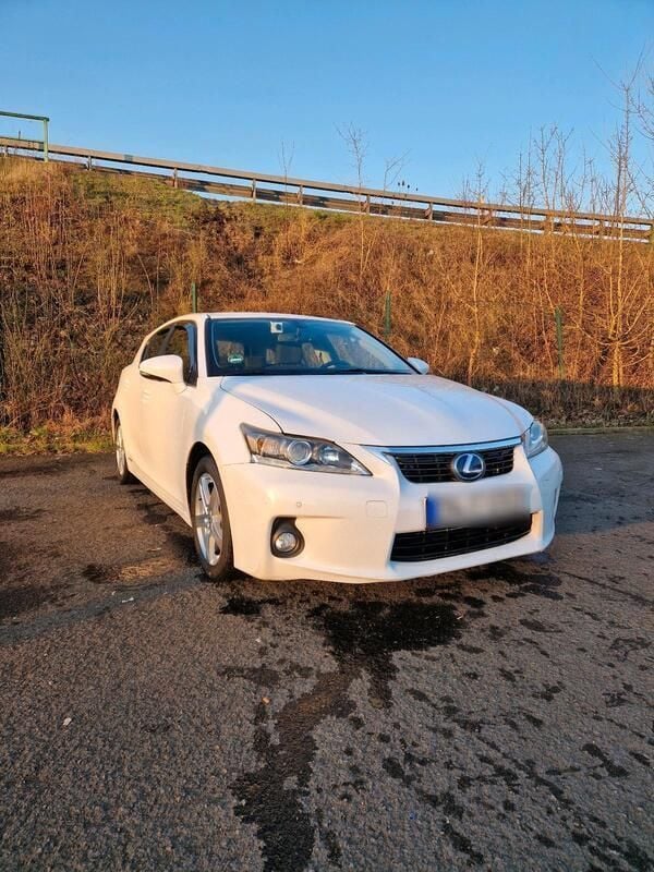Gebraucht Lexus CT200h 136 PS (100 kW) 2011 Weiß Kleinwagen