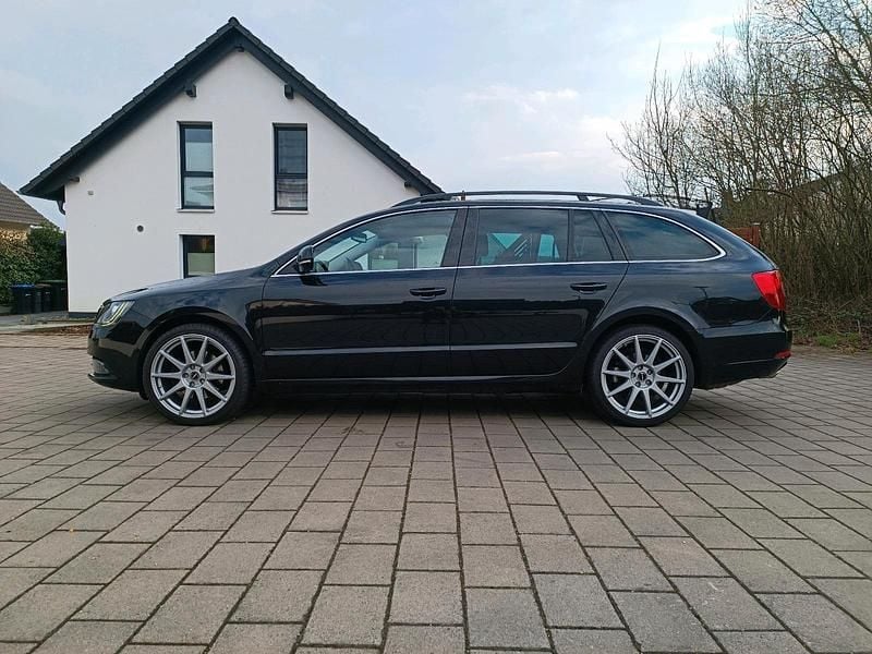Gebraucht Skoda Superb 140 PS (102 kW) 2014 Schwarz Kombi