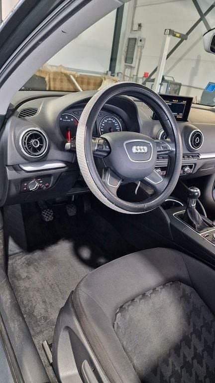 Gebraucht Audi A3 Attraction 125 PS (91 kW) 2015 Grau Limousine