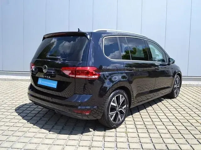 Gebraucht VW Touran Highline 150 PS (110 kW) 2023 Deep black perleffekt Van / Kleinbus