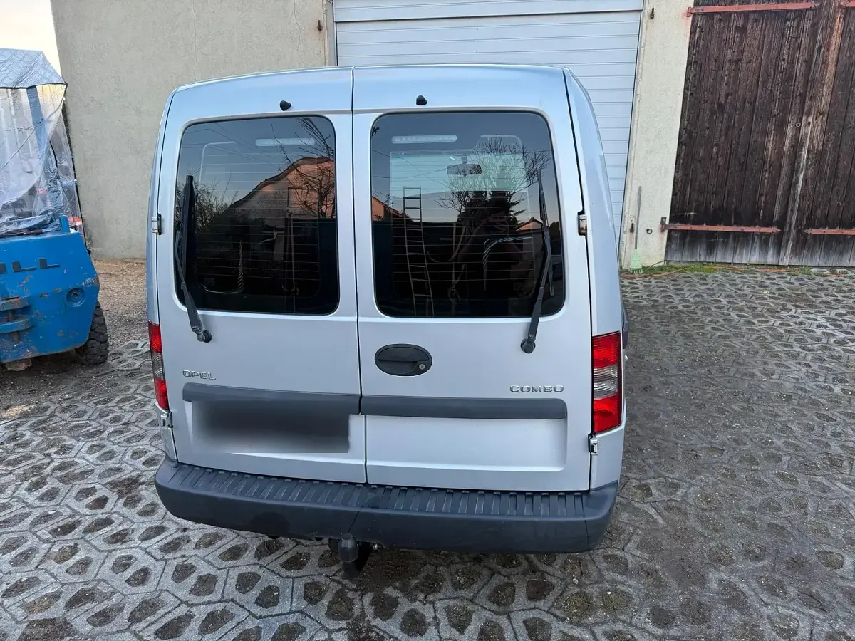 Używany Opel Combo 101 KM (74 kW) 2005 Srebrny Minivan