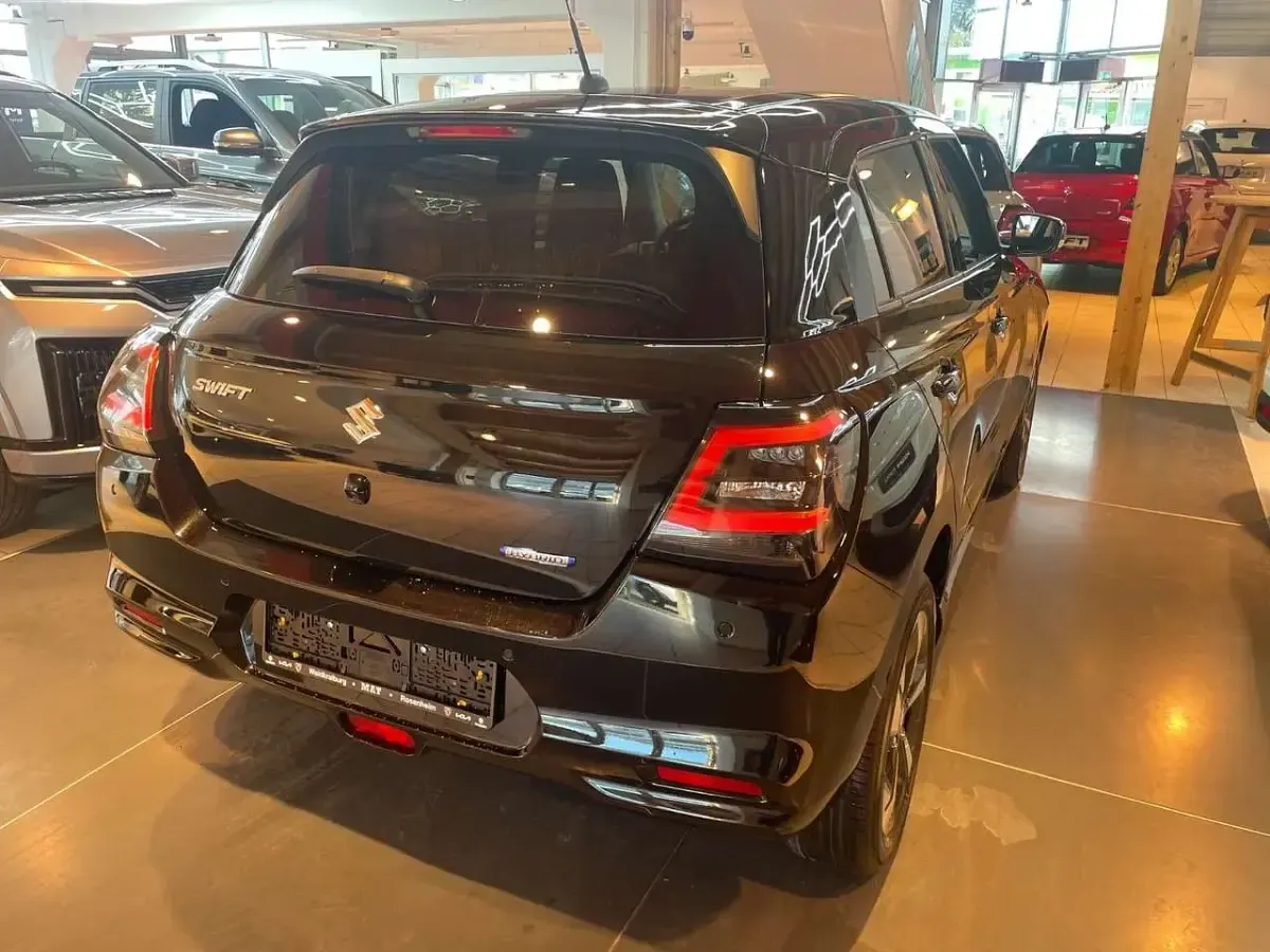 Neu Suzuki Swift Comfort 83 PS (61 kW) 2025 Schwarz Limousine