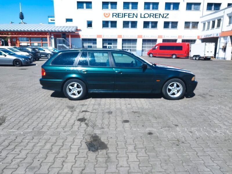 Grün Gebraucht 2001 BMW 520 Lifestyle Kombi | 1.100 € (Superpreis) - Bild 1/4