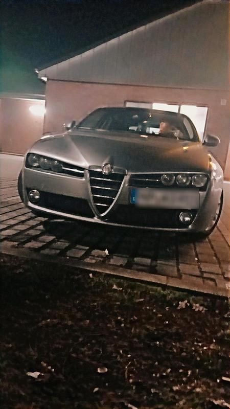 Grau Gebraucht 2010 Alfa Romeo 159 Kombi | 5.000 € - Bild 1/4