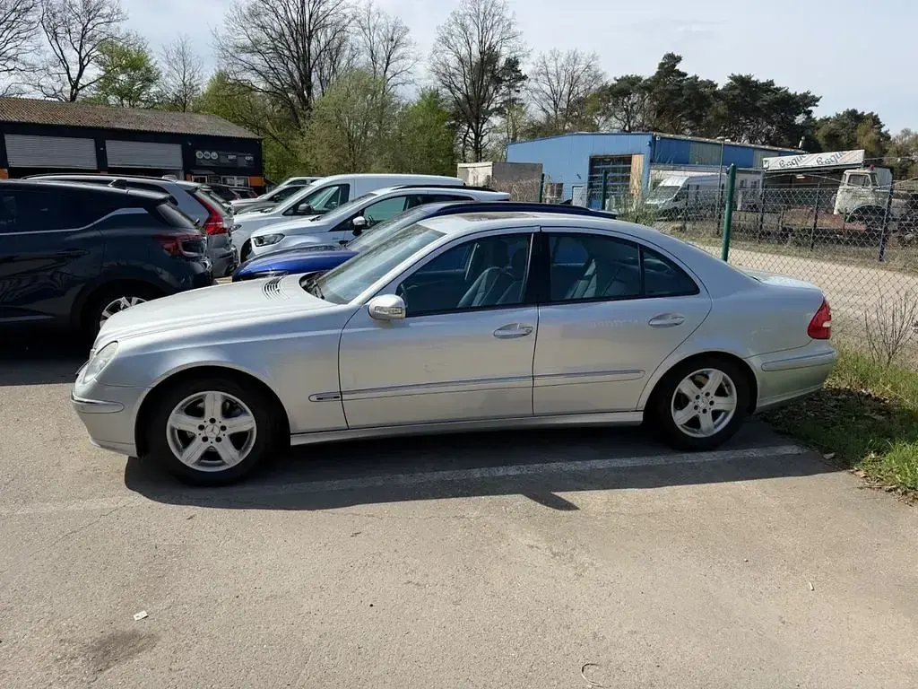 Second-hand Mercedes E200 Avantgarde 163 CP (119 kW) 2005 Argintiu Berlinǎ
