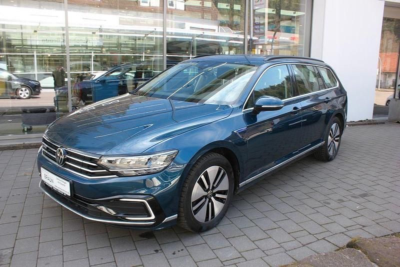 Gebraucht VW Passat GTE 156 PS (114 kW) 2022 Aquamarinblau Kombi