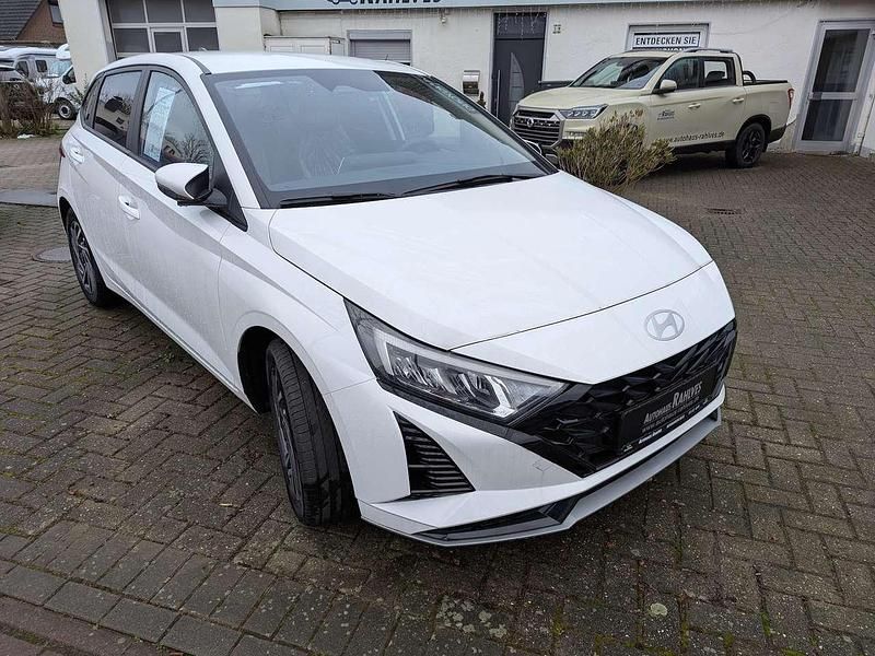 Atlas white / sol Neu 2024 Hyundai i20 Limousine | 17.980 € (Fairer Preis) - Bild 1/4