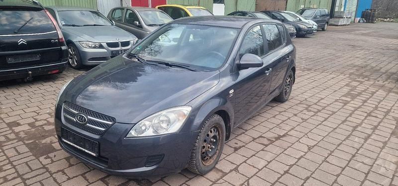 Grau Gebraucht 2009 Kia Ceed 2 Limousine | 3.980 € (Teuer) - Bild 1/4
