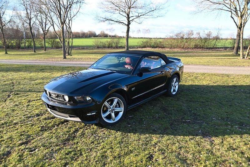 Schwarz Gebraucht 2010 Ford Mustang Convertible Cabrio | 13.500 € - Bild 1/4