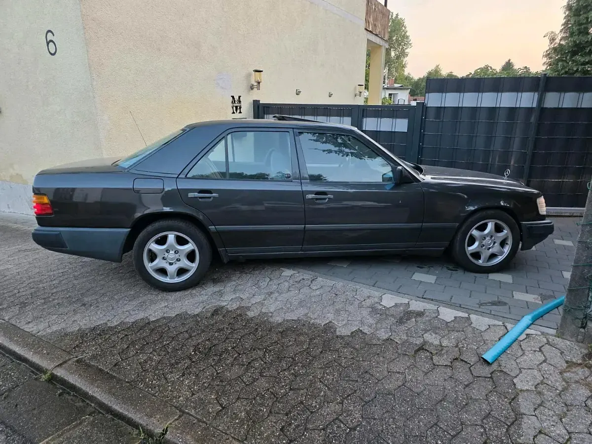Gebraucht Mercedes E230 132 PS (97 kW) 1988 Grau Limousine