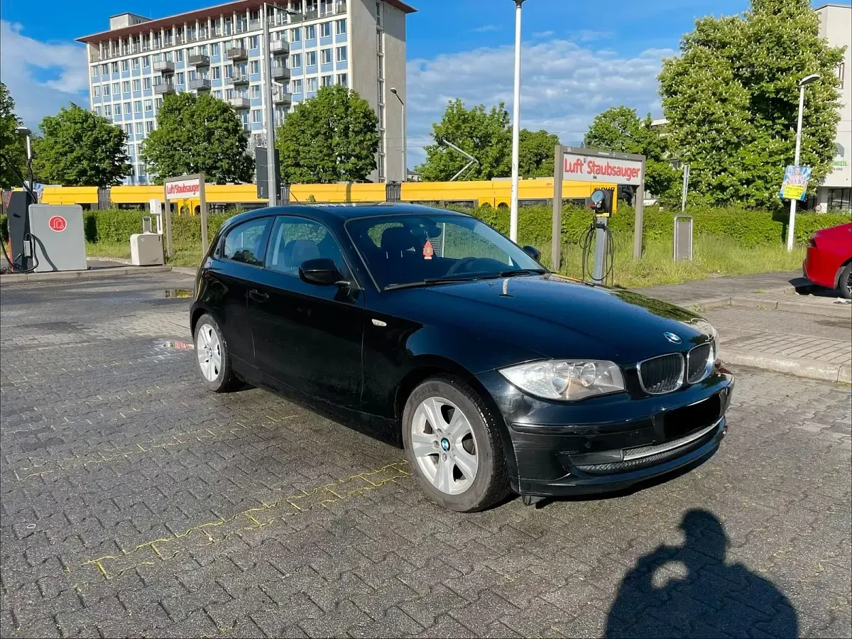 Gebraucht BMW 116 122 PS (89 kW) 2009 Schwarz Kleinwagen