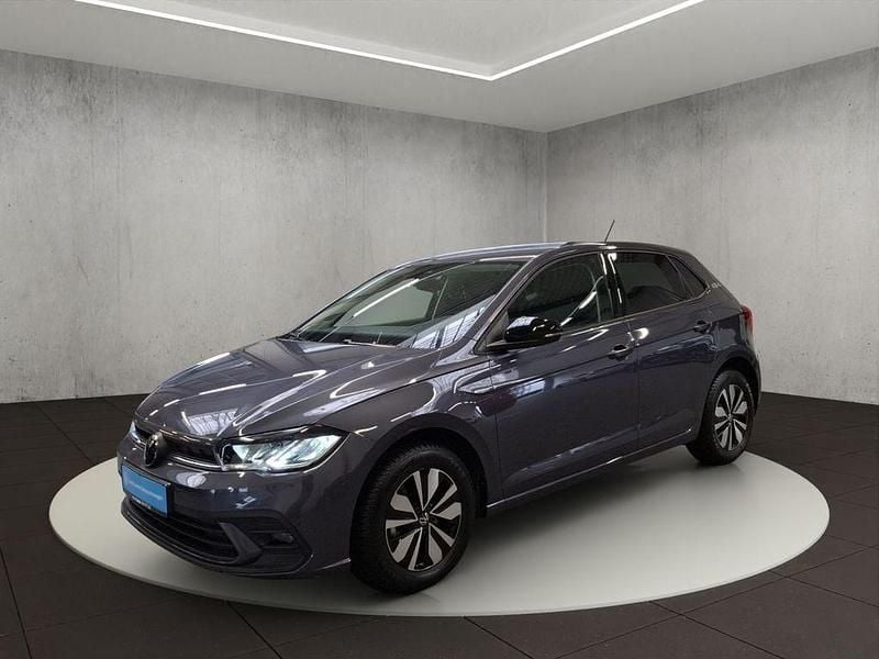 Rauchgrau metallic Gebraucht 2024 VW Polo Goal Limousine | 21.700 € (Fairer Preis) - Bild 1/4