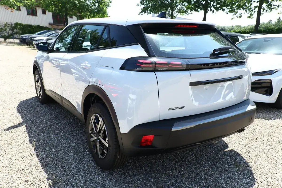 Neu Peugeot 2008 Style 101 PS (74 kW) 2026 Okenite weiß metallic SUV