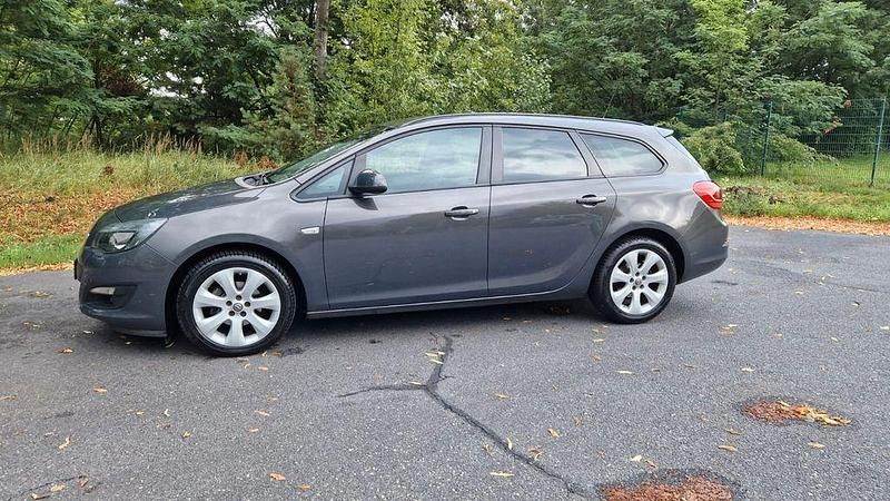 Grau Gebraucht 2016 Opel Astra Edition Kombi | 5.900 € (Superpreis) - Bild 1/4
