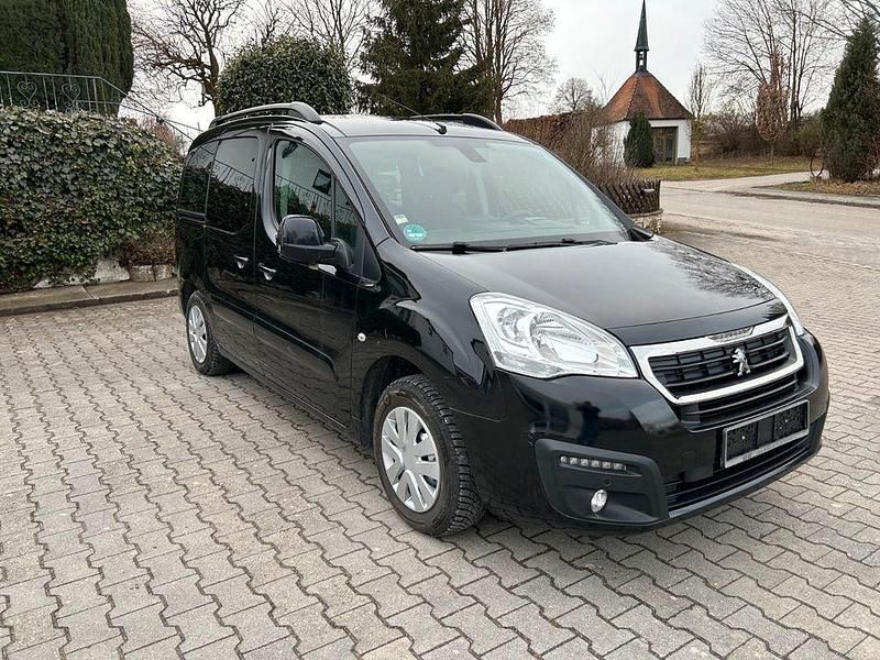 Gebraucht Peugeot Partner Tepee Allure 110 PS (80 kW) 2017 Schwarz Van / Kleinbus