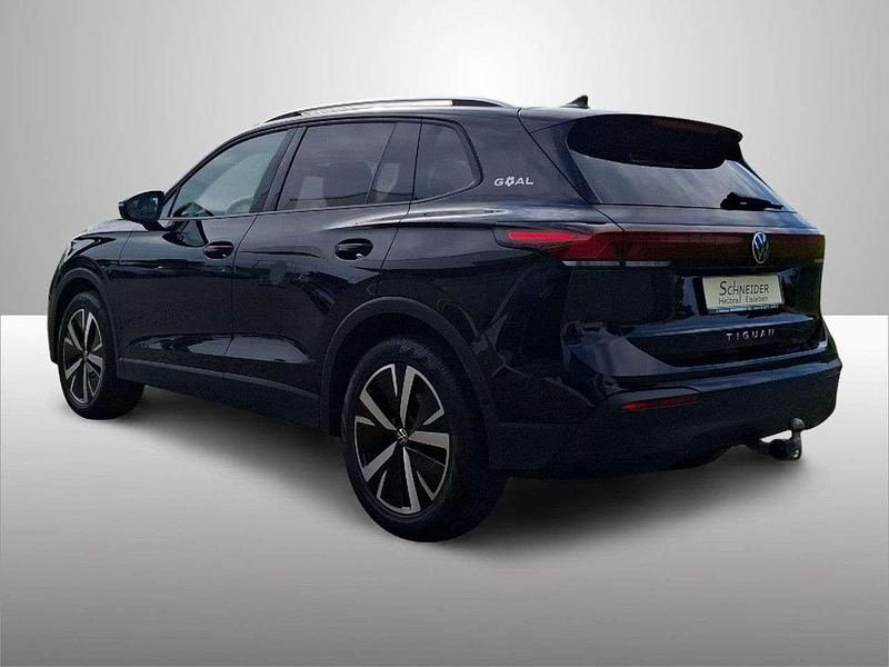 Gebraucht VW Tiguan Goal 150 PS (110 kW) 2024 Deep black perleffekt (metallic) SUV