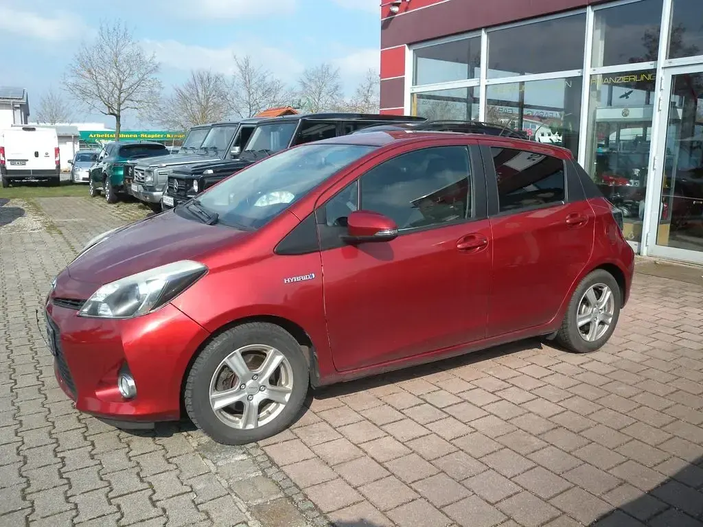 Gebraucht Toyota Yaris Hybrid Edition 75 PS (55 kW) 2014 Rot Limousine