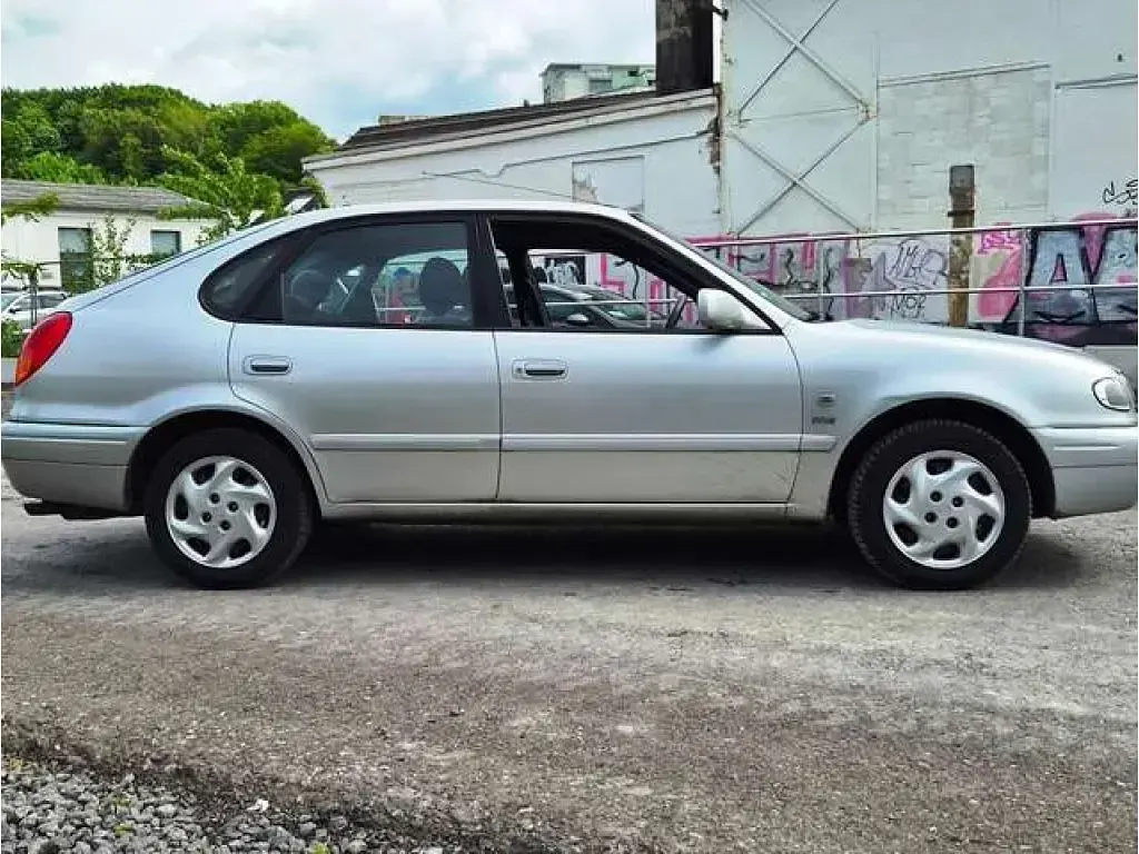 Brugt Toyota Corolla Sol 110 HK (80 kW) 2001 Sølv Sedan