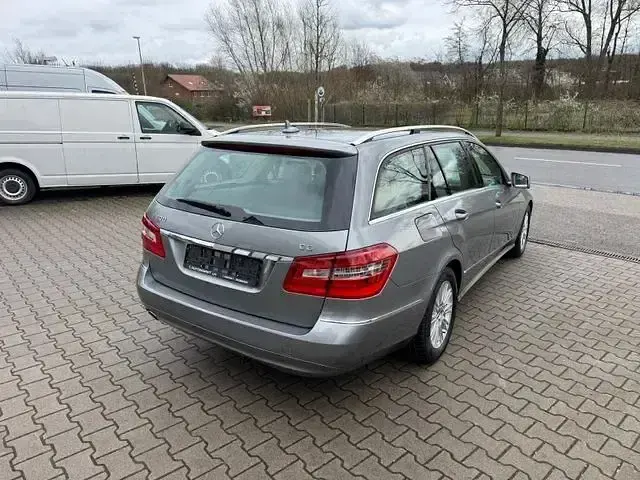 Gebraucht Mercedes E200 Elegance 184 PS (135 kW) 2010 Silber Limousine