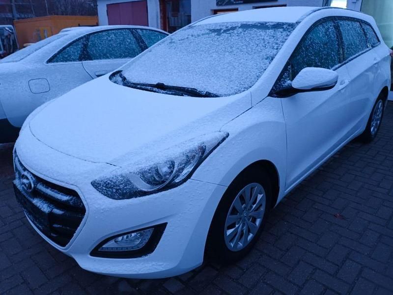 Weiß Gebraucht 2017 Hyundai i30 Trend Kombi | 9.790 € (Fairer Preis) - Bild 1/3