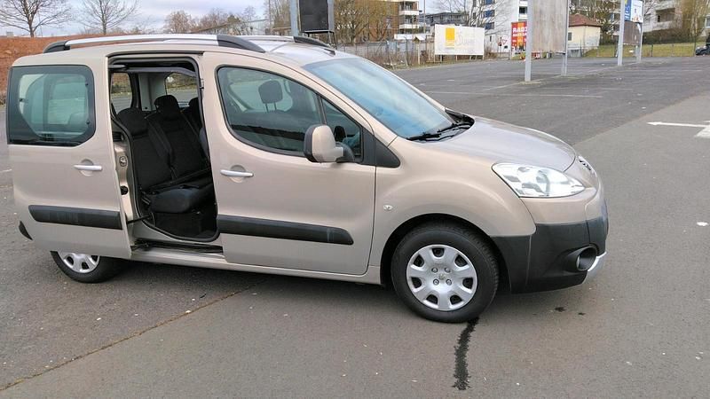 Gebraucht Peugeot Partner Tepee 111 PS (81 kW) 2011 Gold Van / Kleinbus