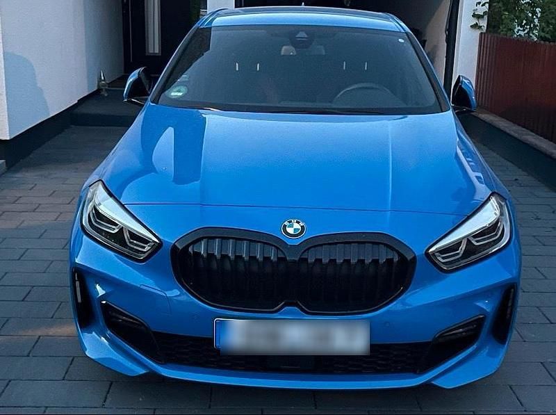 Blau Gebraucht 2020 BMW 118 Sport Line Kleinwagen | 20.000 € (Fairer Preis) - Bild 1/4