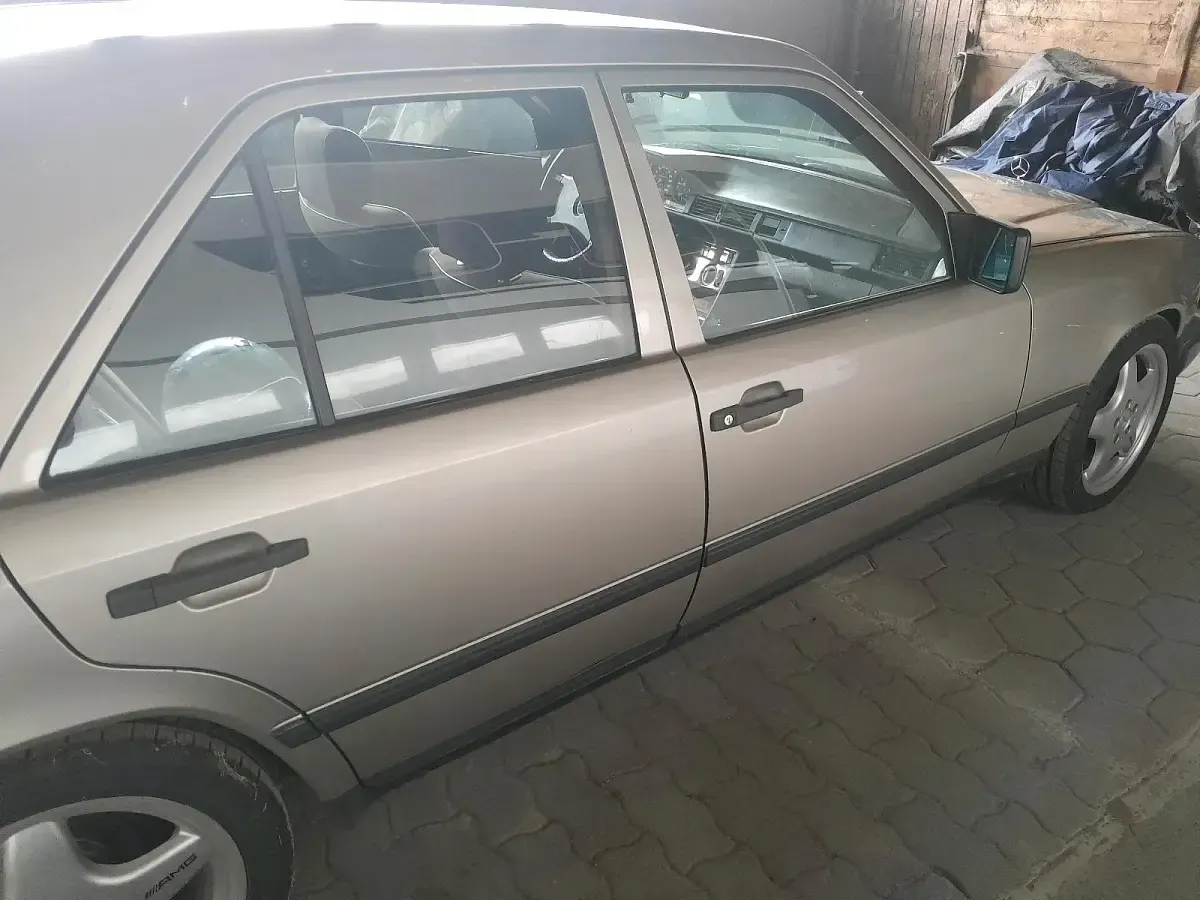 Gebraucht Mercedes E260 160 PS (117 kW) 1988 Grau Limousine