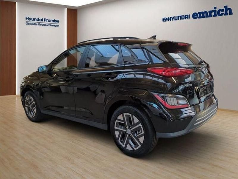 Gebraucht Hyundai Kona Basis 100 kW (136 PS) 2023 Schwarz SUV