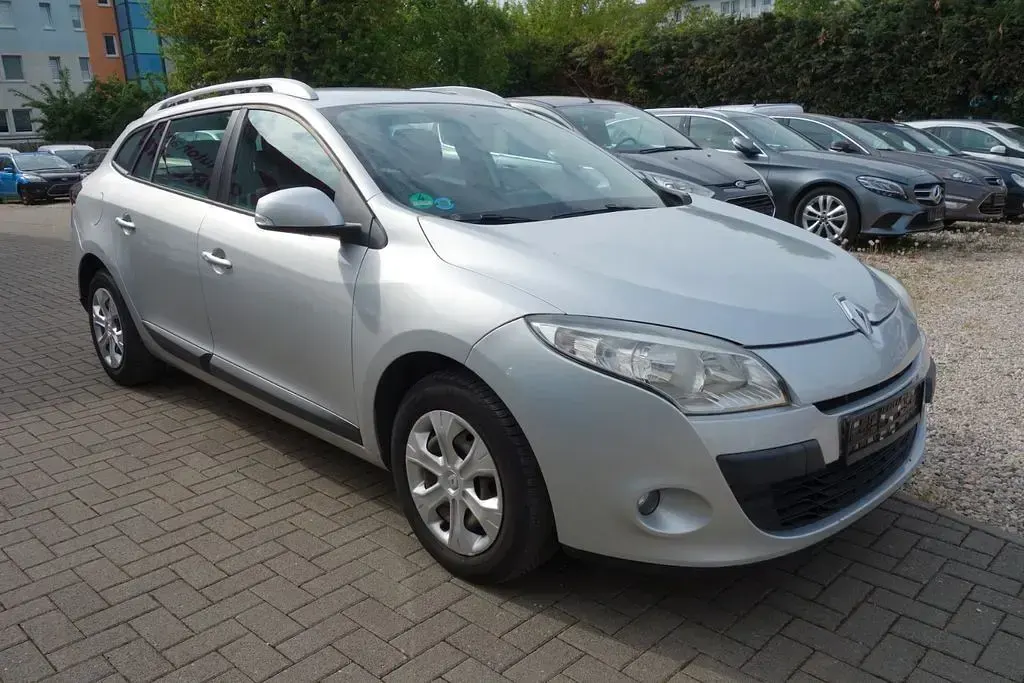 Gebraucht Renault Mégane Expression 106 PS (77 kW) 2010 Silber Limousine