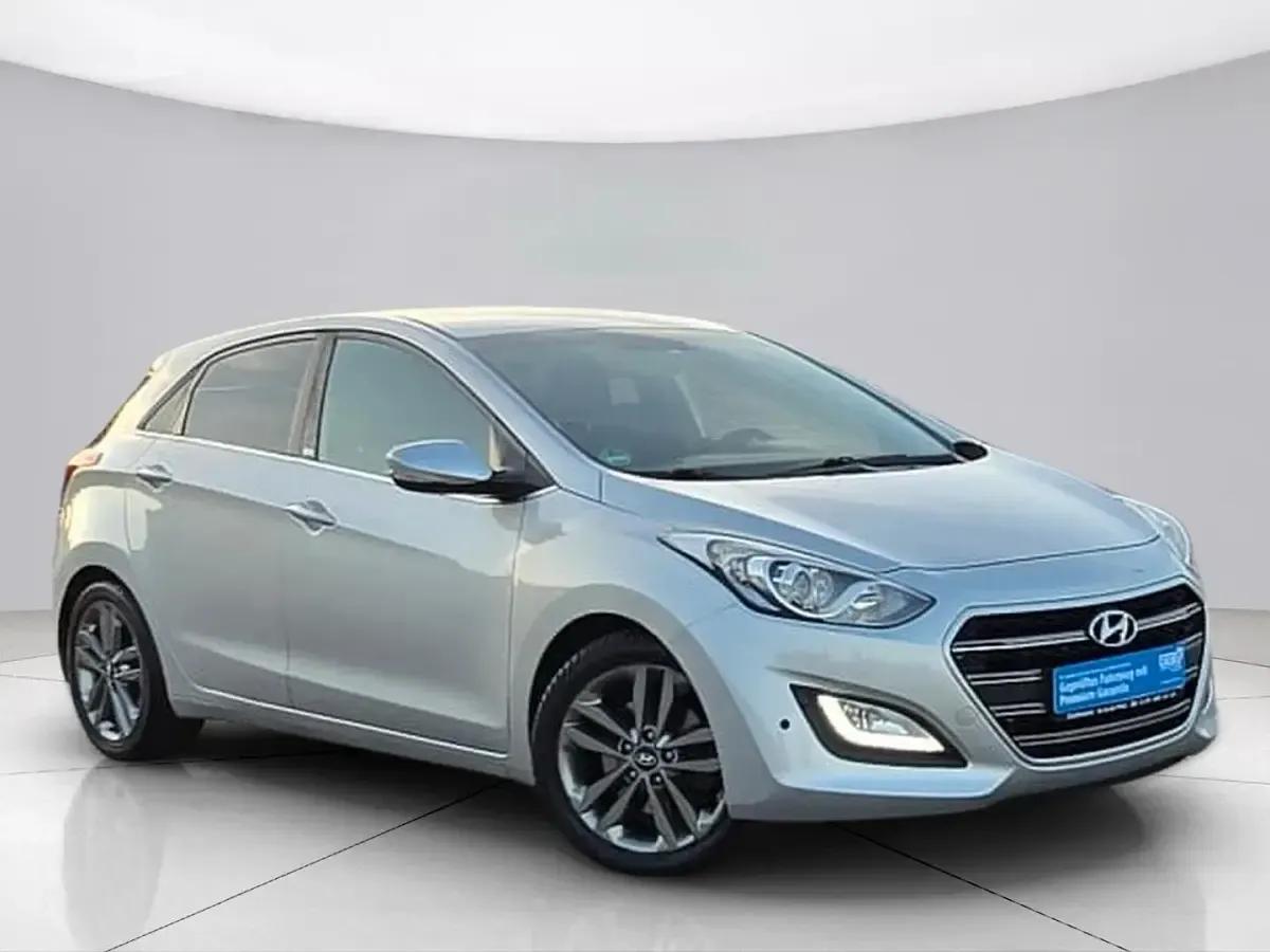 Gebraucht Hyundai i30 Passion 110 PS (80 kW) 2016 Silber Limousine