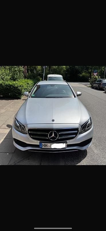 Silber Gebraucht 2019 Mercedes E220 Avantgarde Limousine | 26.000 € (Superpreis) - Bild 1/4