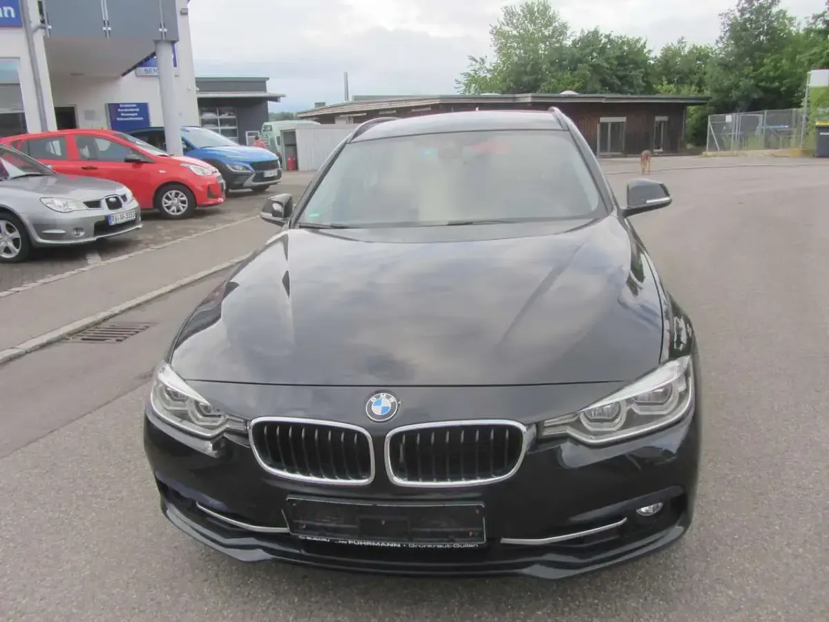 Gebraucht BMW 330 Sport Line 258 PS (189 kW) 2018 Black sapphire metallic Kombi