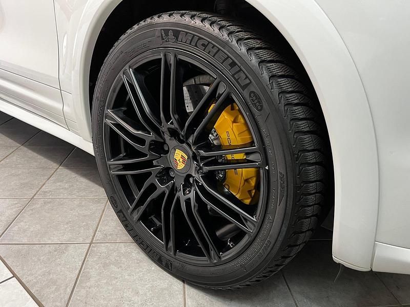Second-hand Porsche Cayenne 245 CP (180 kW) 2012 Alb SUV