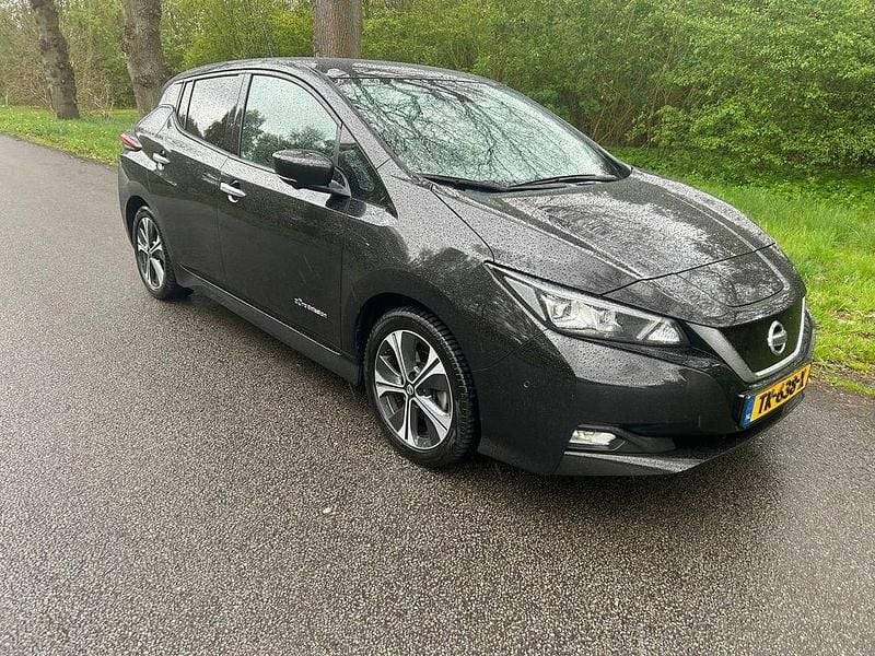 Second-hand Nissan Leaf Tekna 110 kW (150 CP) 2018 Negru Hatchback
