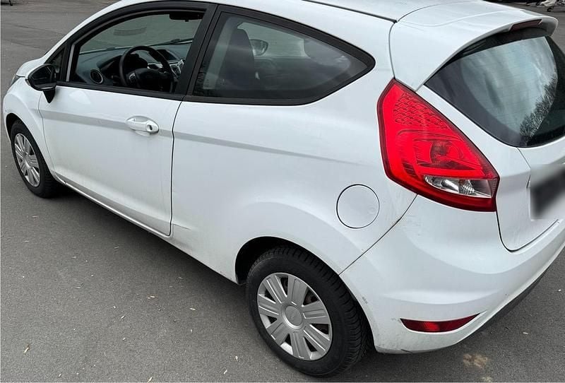 Gebraucht Ford Fiesta 60 PS (44 kW) 2011 Weiß Kleinwagen