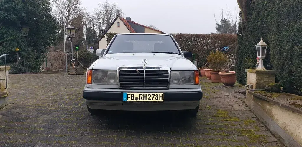 Gebraucht Mercedes E230 132 PS (97 kW) 1990 Weiß Limousine