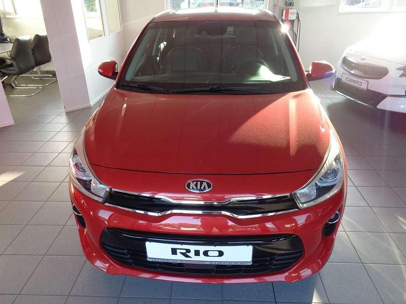 (beg) signalrot met. Gebraucht 2017 Kia Rio Platinum Edition Kleinwagen | 13.900 € (Etwas zu teuer) - Bild 1/4