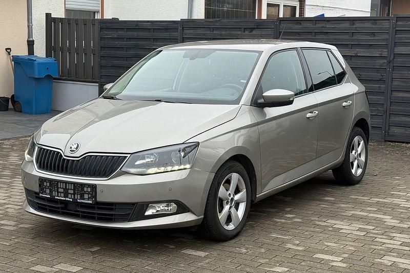 Grau Gebraucht 2015 Skoda Fabia Limousine | 6.300 € (Fairer Preis) - Bild 1/4