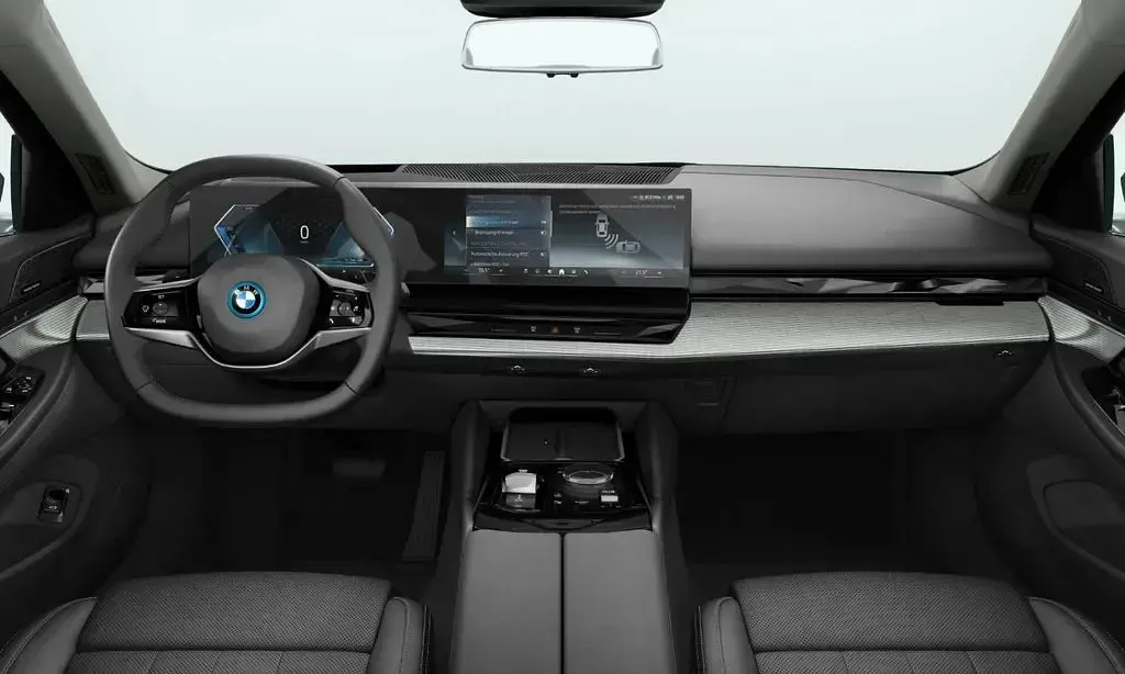 Gebraucht BMW 550e Performance 489 PS (359 kW) 2025 Grau Limousine
