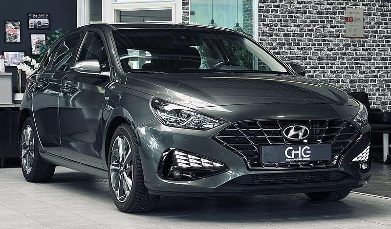 Grau Gebraucht 2023 Hyundai i30 Limousine | 15.490 € (Fairer Preis) - Bild 1/4