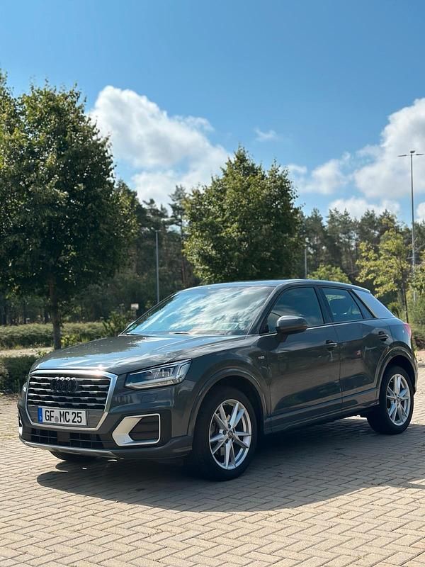 Grau Gebraucht 2018 Audi Q2 S-Line SUV | 19.500 € (Guter Preis) - Bild 1/4