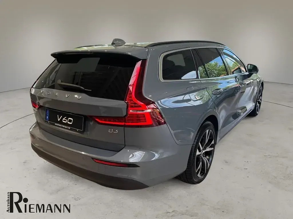 Gebraucht Volvo V60 Core 163 PS (119 kW) 2024 Thunder grey / metallic Kombi