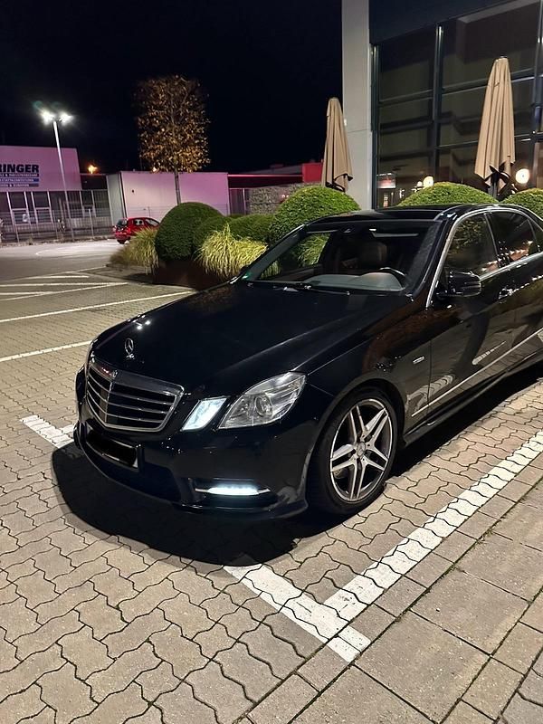 Gebraucht Mercedes E350 AMG 265 PS (194 kW) 2012 Schwarz Limousine