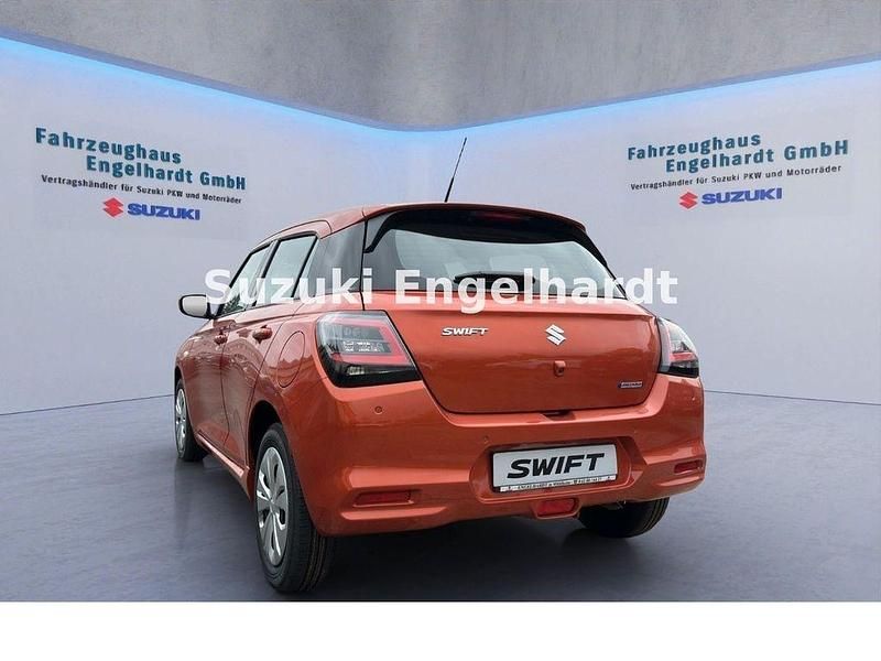 Gebraucht Suzuki Swift Club 83 PS (61 kW) 2025 Orange Limousine