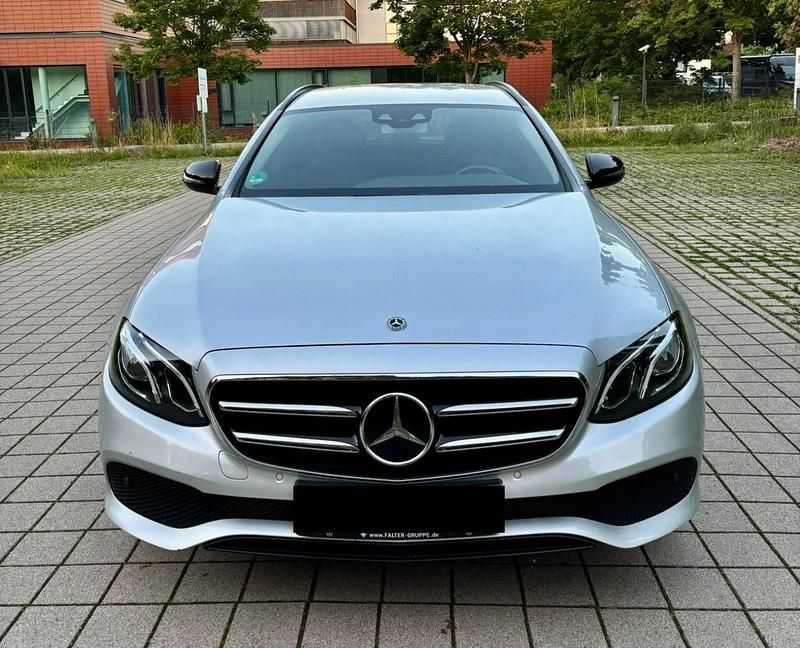 Silber Gebraucht 2019 Mercedes E220 Kombi | 25.200 € (Superpreis) - Bild 1/4