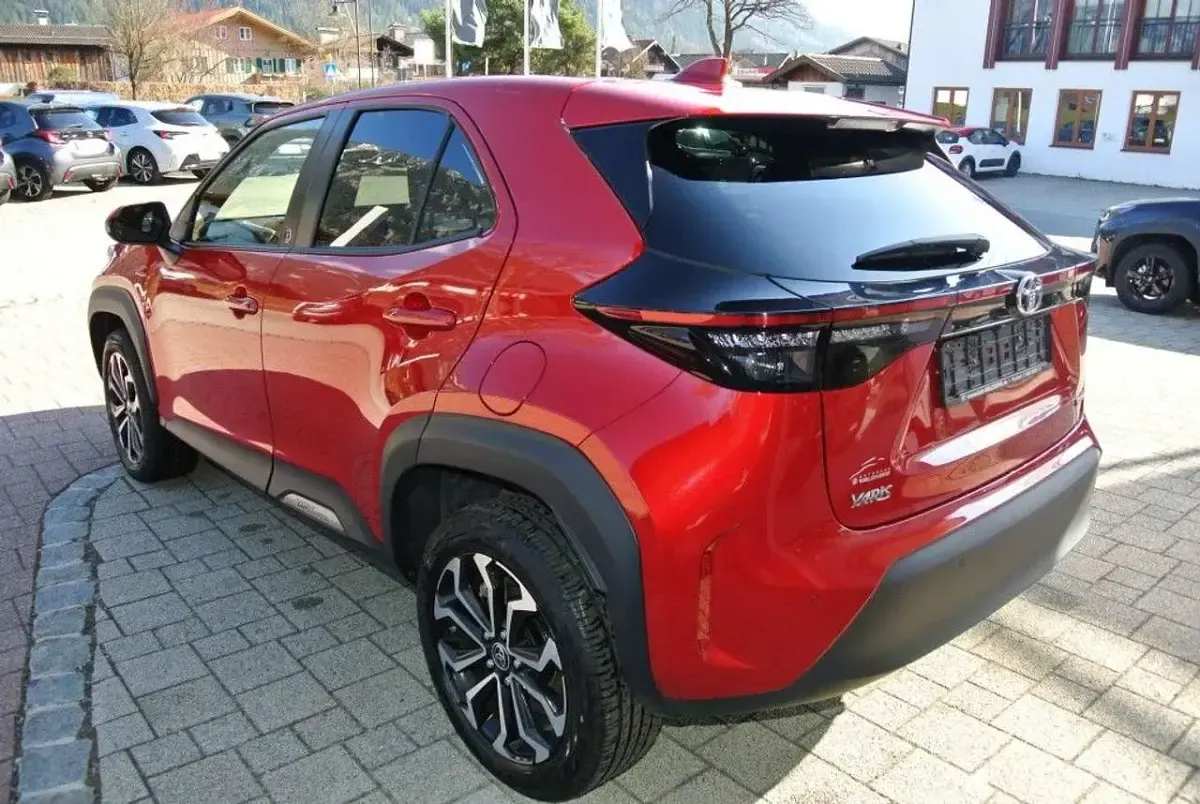 Gebraucht Toyota Yaris Cross Team 116 PS (85 kW) 2022 Karminarot metallic SUV
